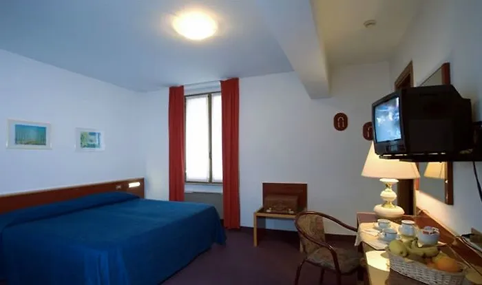 新亚历山大酒店 3*